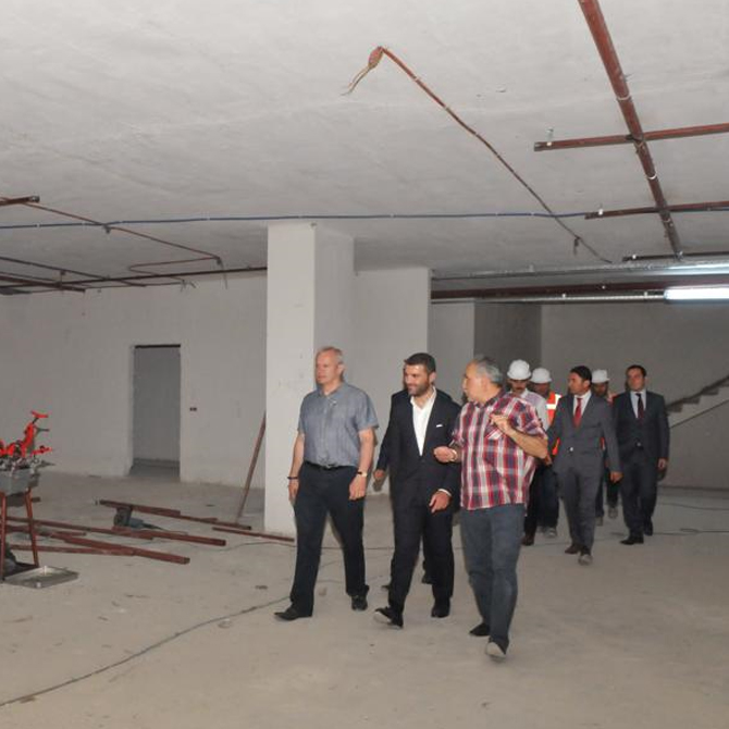 hayri-inonu-emir-sarigul-maslak-okul-insaati-gezisinde3.jpg